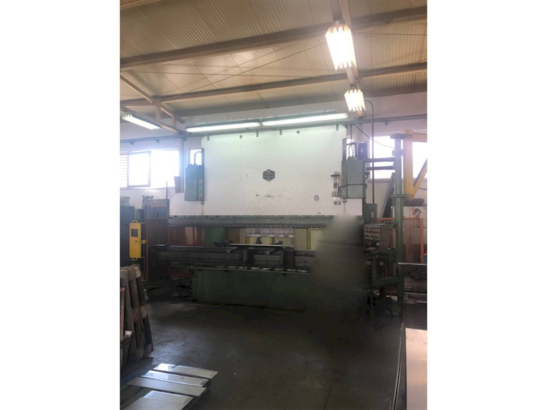 Widok z przodu maszyny HAMMERLE AP CNC 200 SID