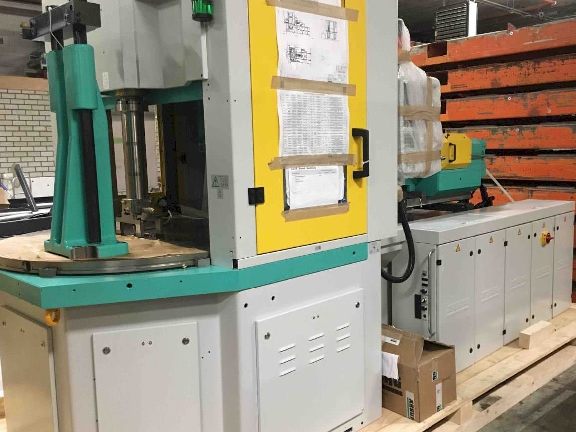 Widok z przodu maszyny Arburg ALLROUNDER 1200 t 1000 - 400