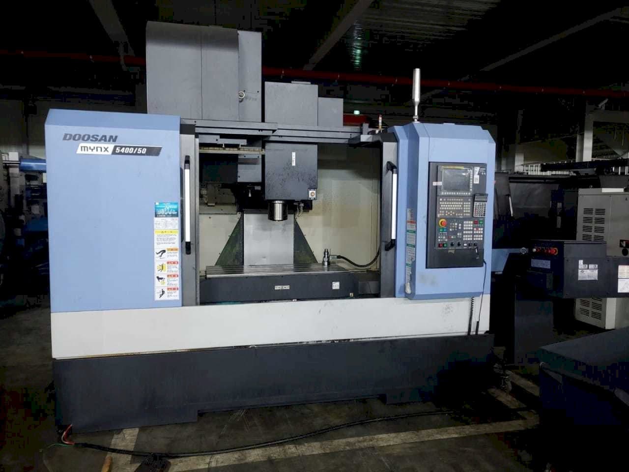 Widok z przodu maszyny Doosan MYNX 5400/50