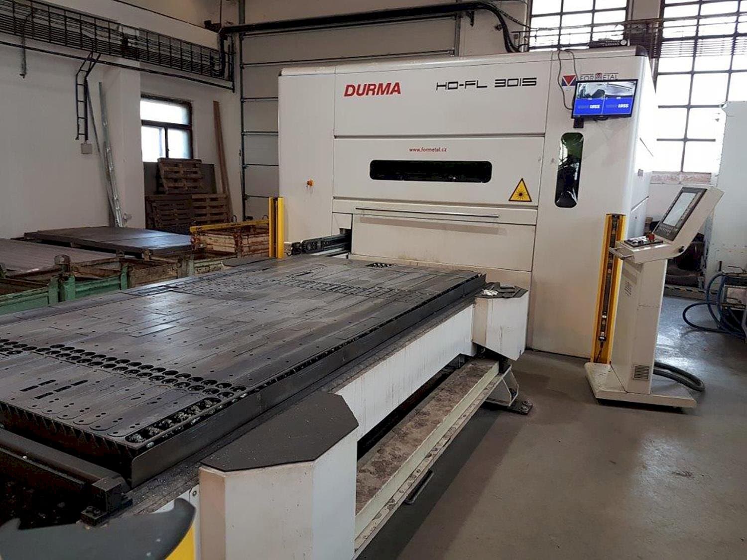 Widok z przodu maszyny Durma HD-FL 3015 L