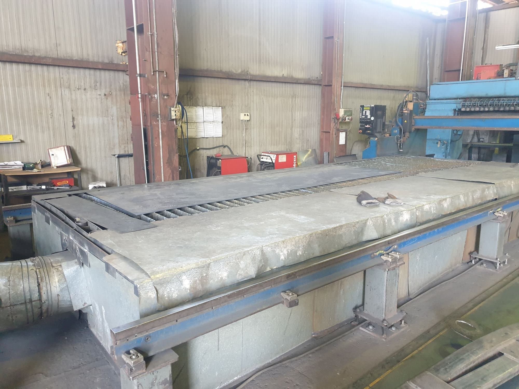 Widok z przodu maszyny Messer OMNICUT