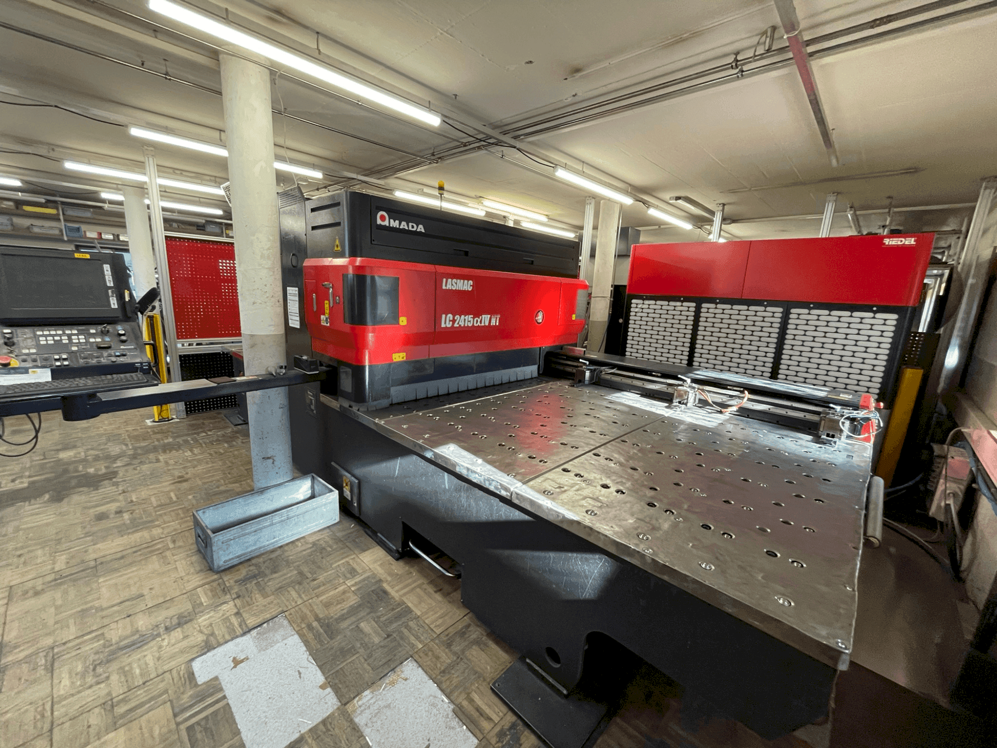 Widok z przodu maszyny AMADA LC 2415 α-IV NT