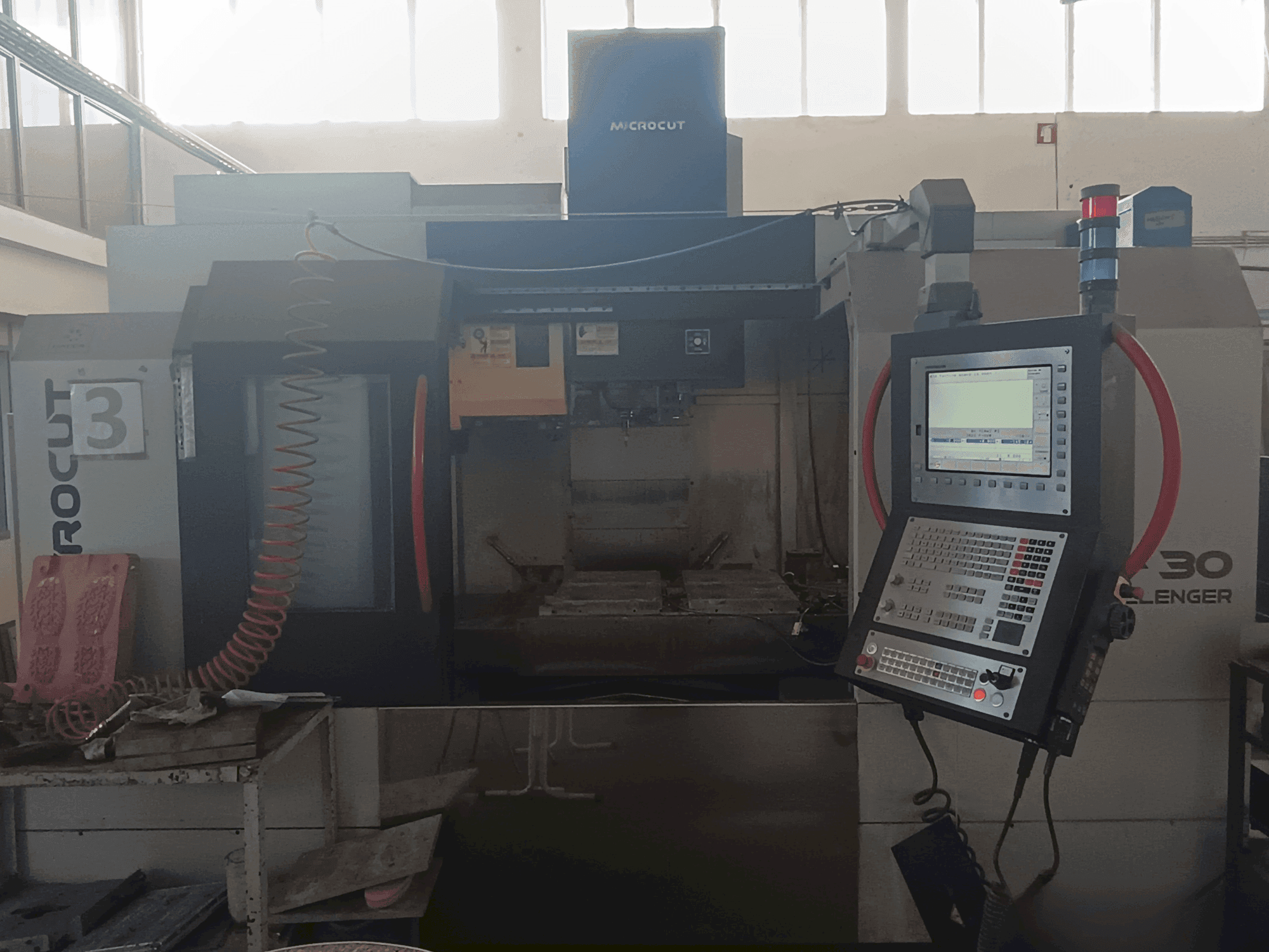 Widok z przodu maszyny MICROCUT V-30 Challenger