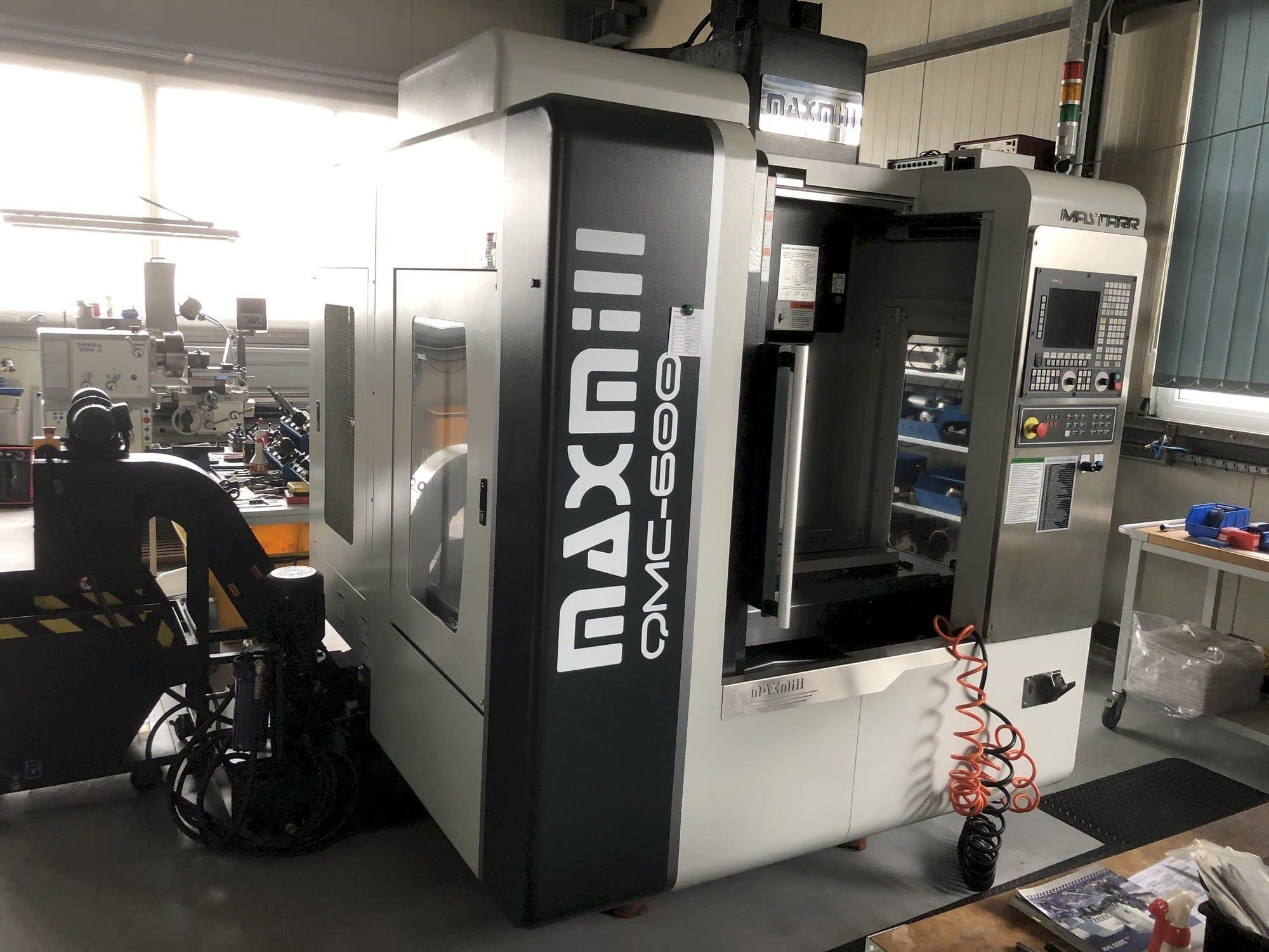 Widok z przodu maszyny MAXMILL QMC-600