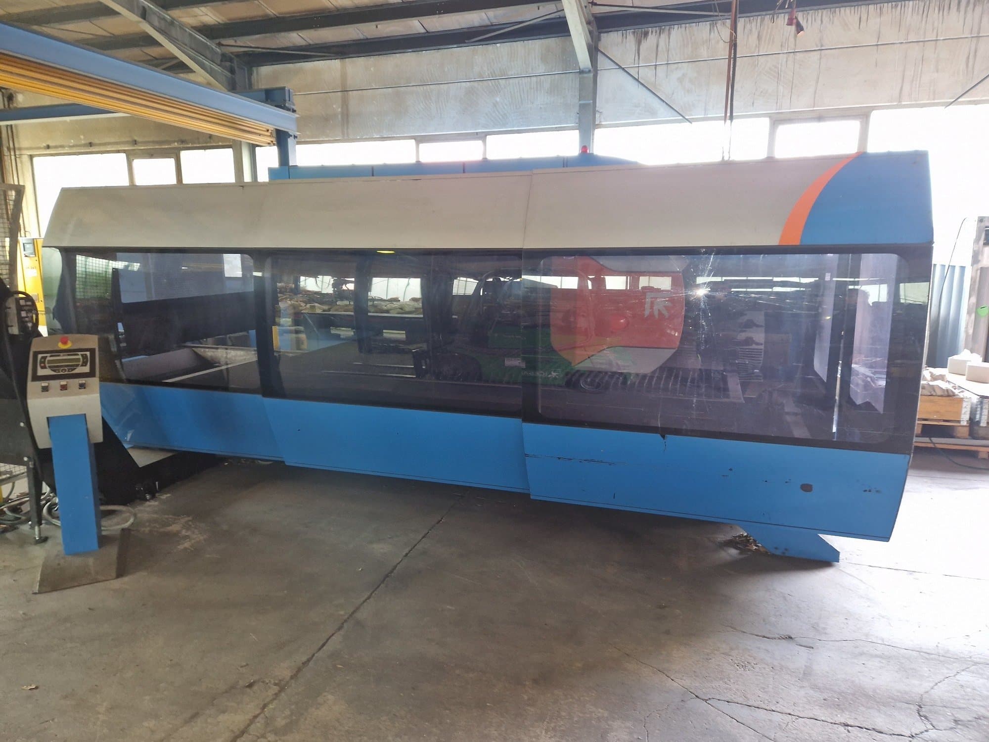 Widok z przodu maszyny Prima Power CP 4000 Zaphiro