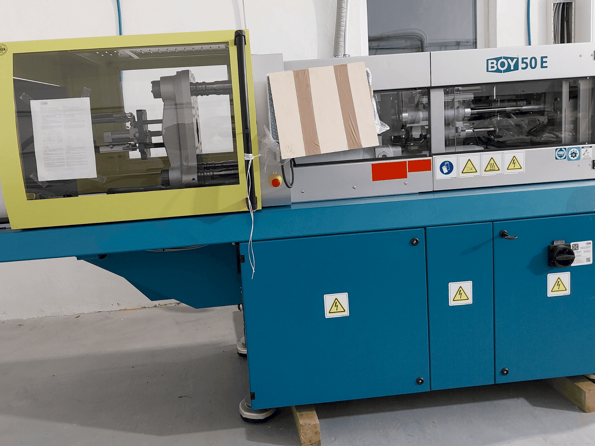 Widok z przodu maszyny BOY 50 E