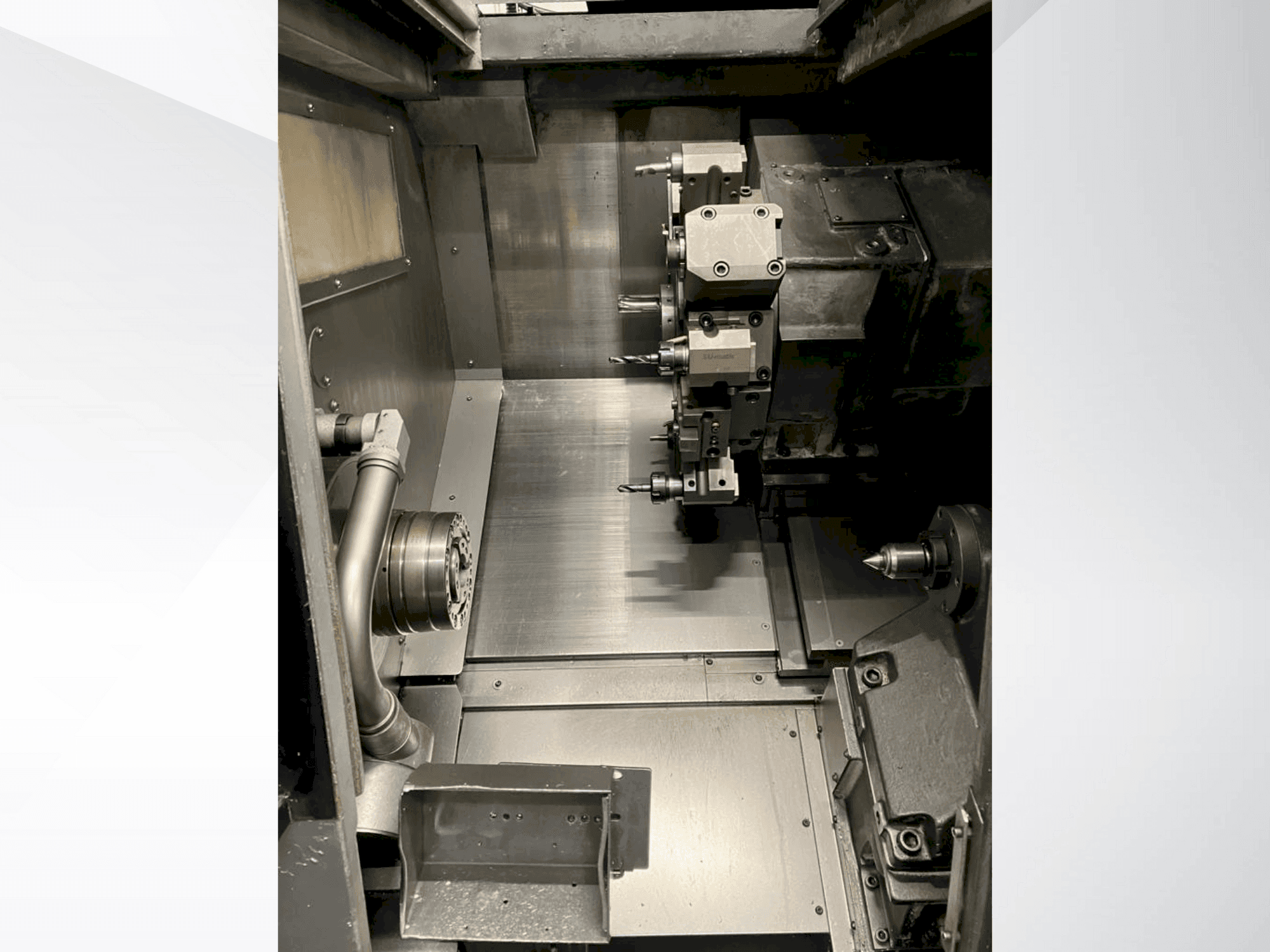 Widok z przodu maszyny Okuma LB2000EXII MC