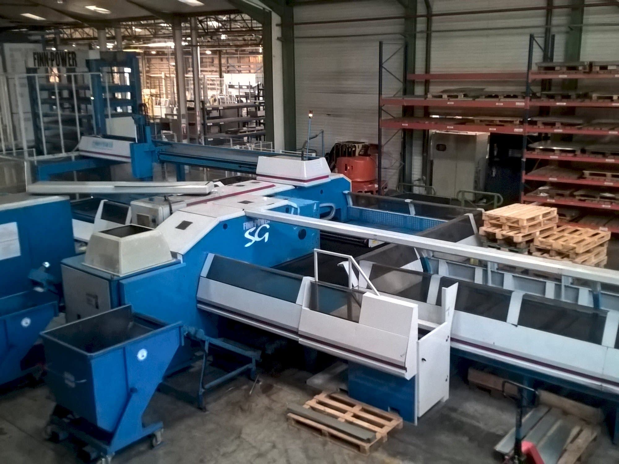 Widok z przodu maszyny Finn-Power SG6