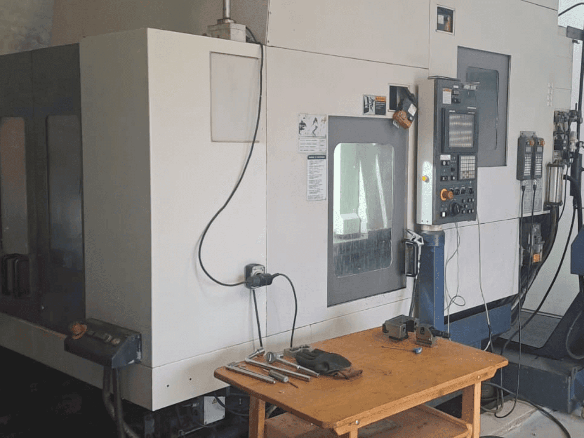 Widok z przodu maszyny MORI SEIKI CV-500
