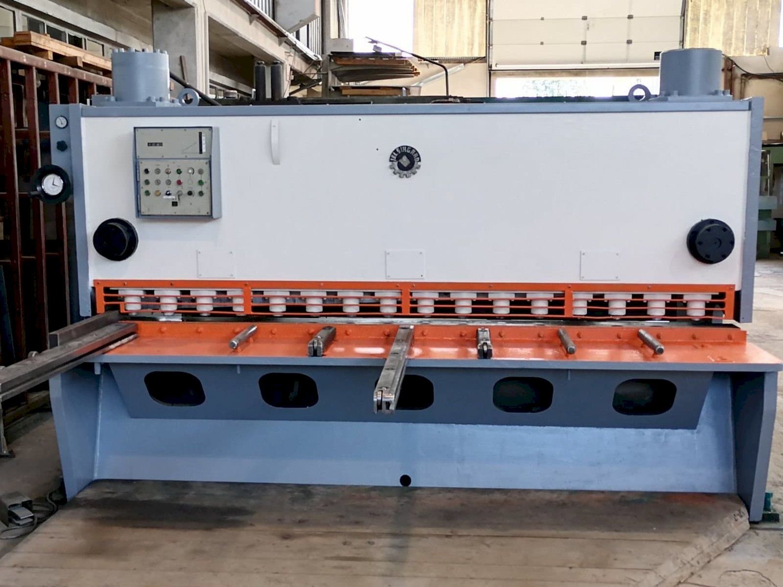 Widok z przodu maszyny Jelšingrad MVCS 3100/13