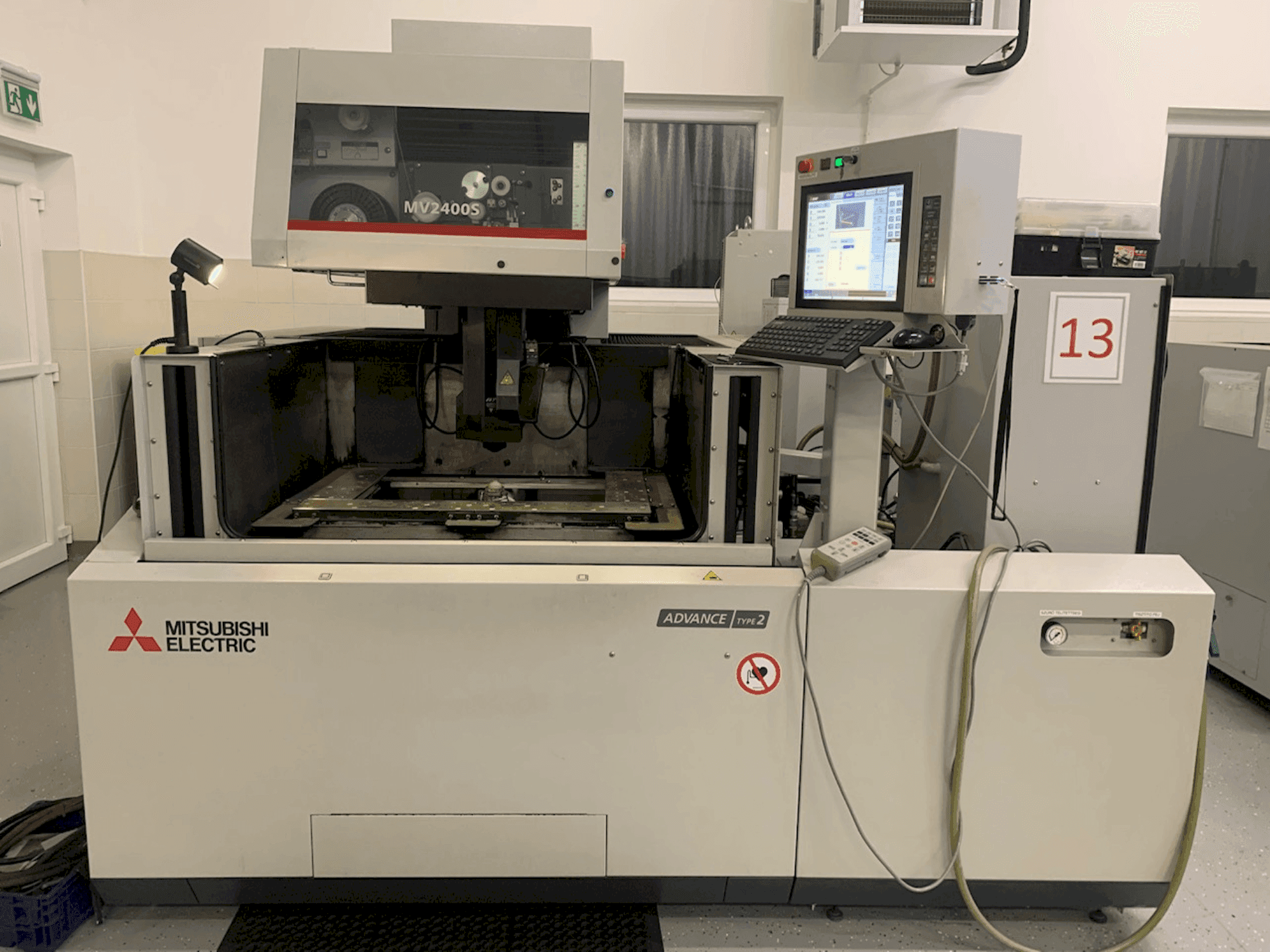 Widok z przodu maszyny Mitsubishi MV2400S