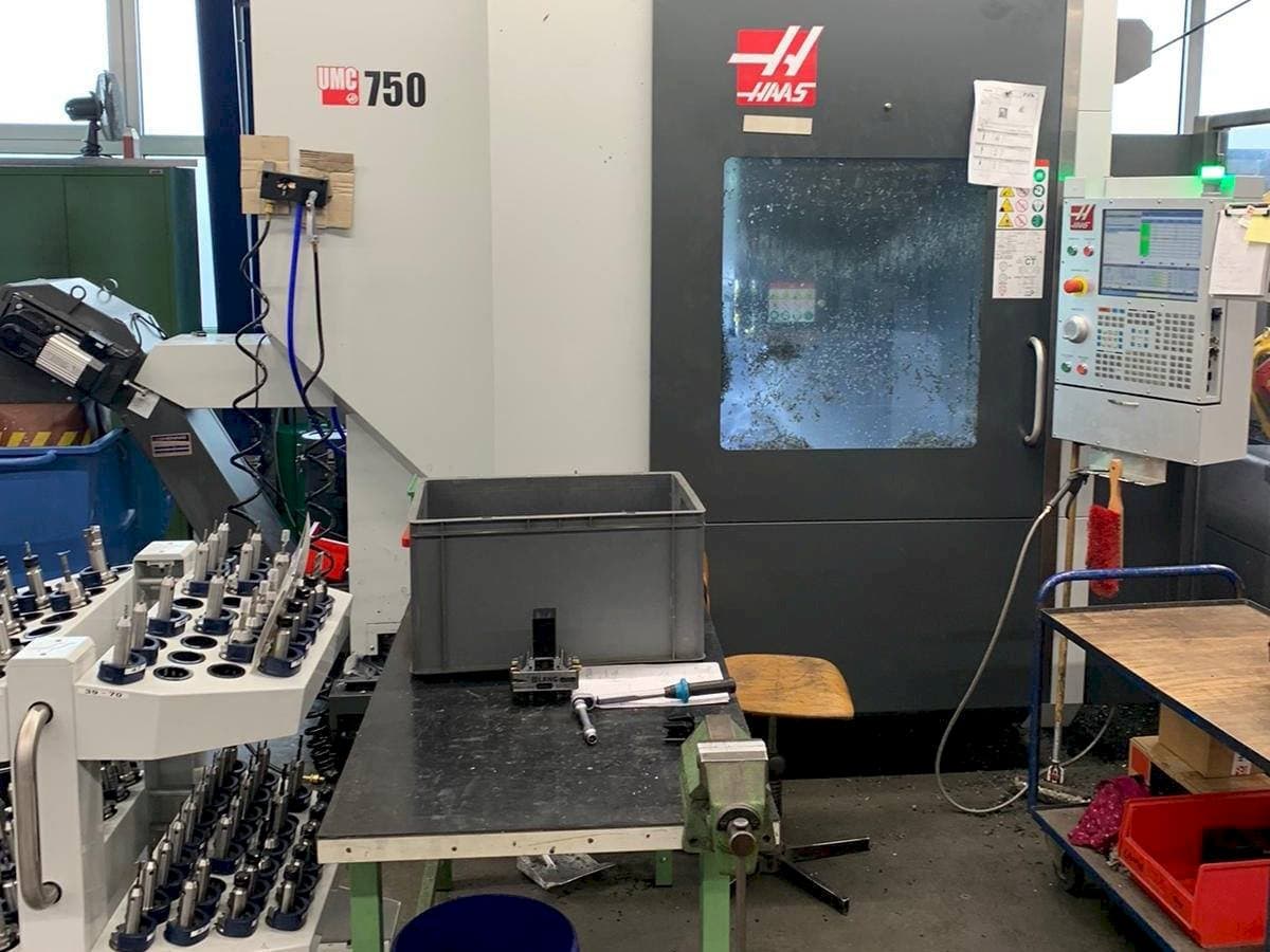 Widok z przodu maszyny HAAS UMC - 750
