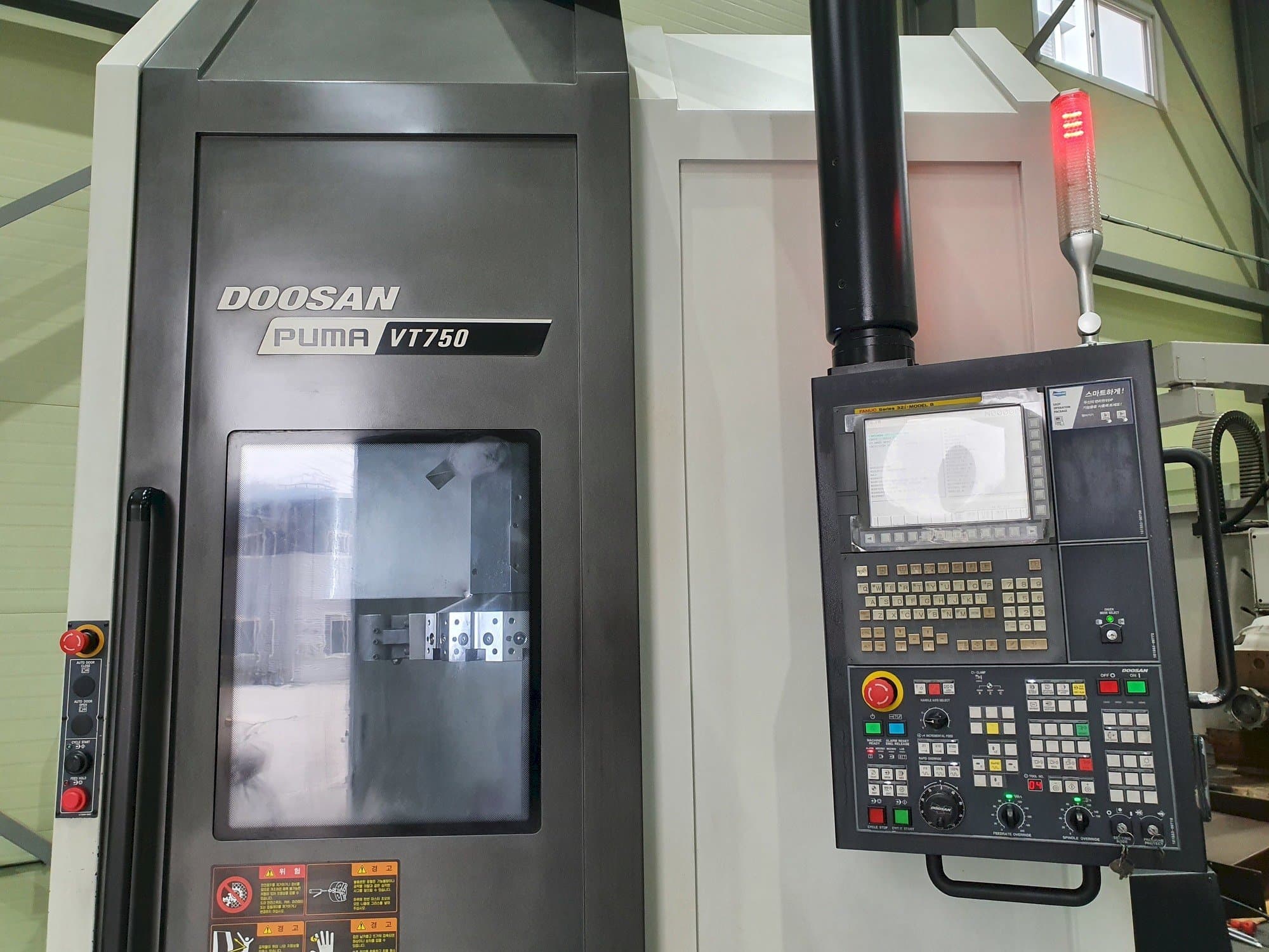 Widok z przodu maszyny Doosan VT750