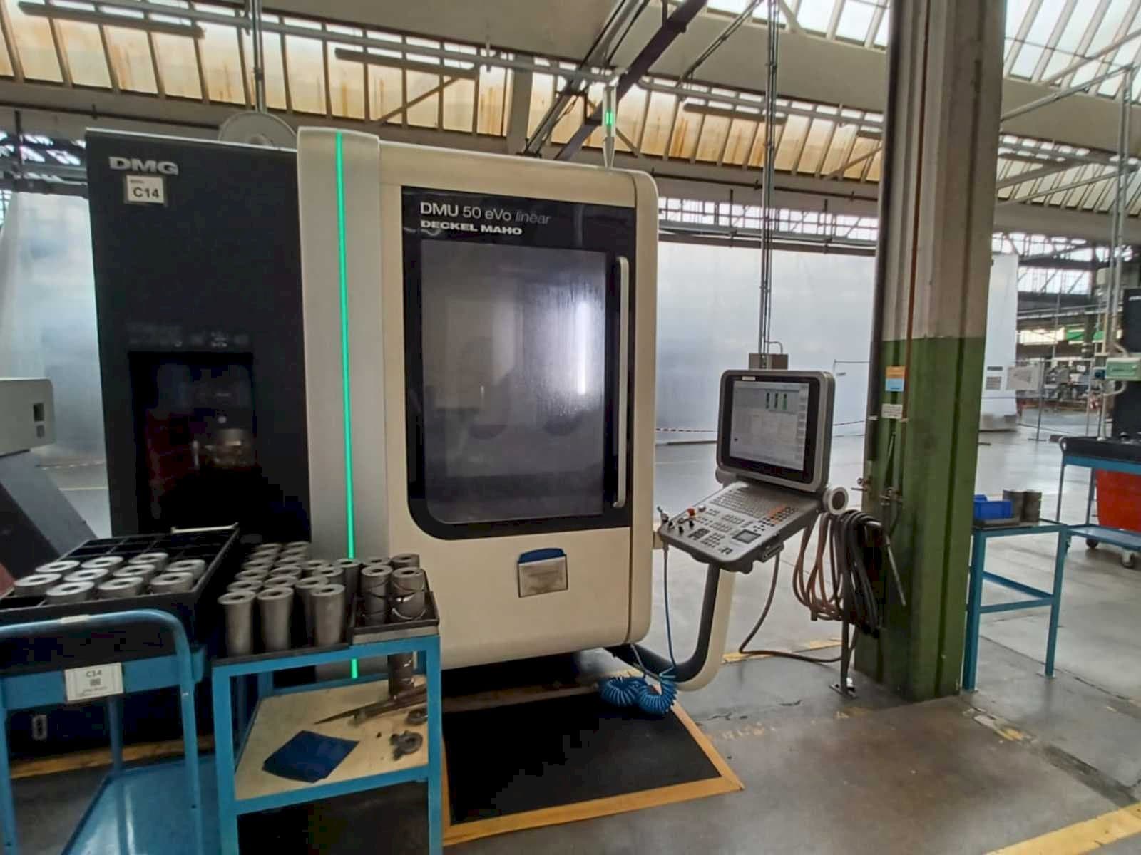 Widok z przodu maszyny DMG DMU 50 evo linear