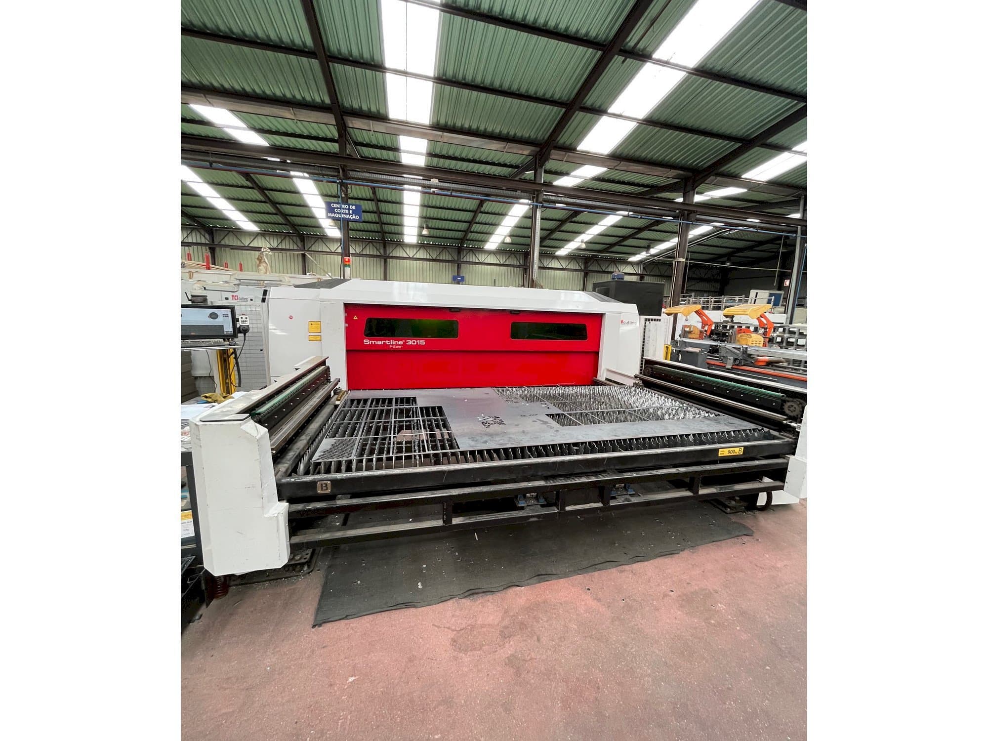 Widok z przodu maszyny TCI Smartline Fiber 3015 3KW