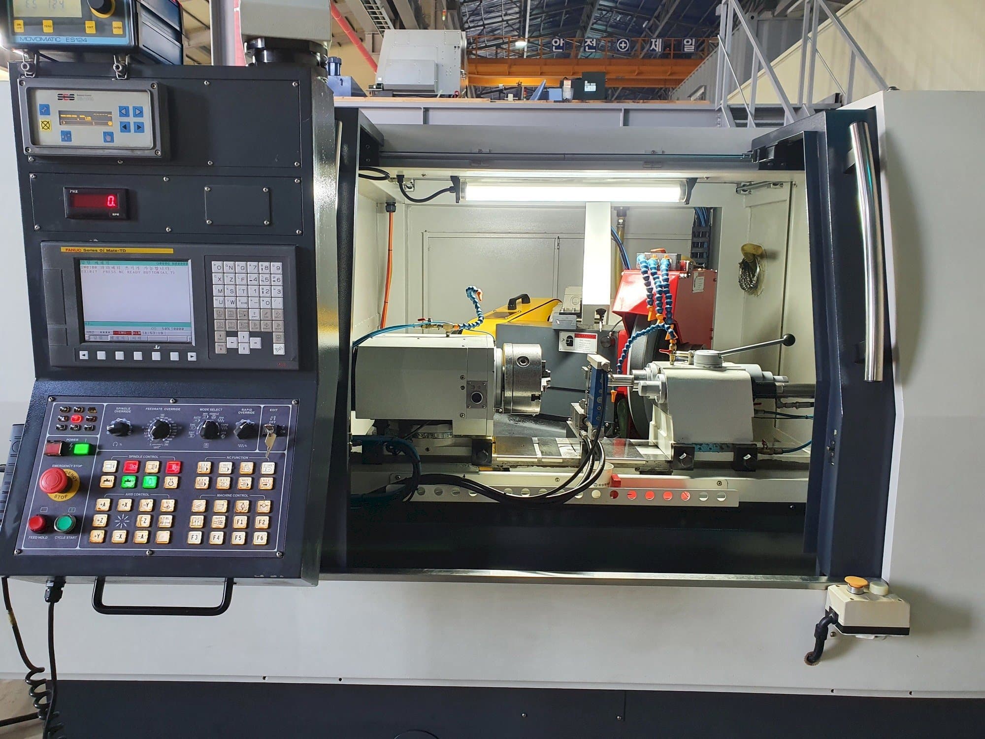 Widok z przodu maszyny e-tech EGA-3250CNC