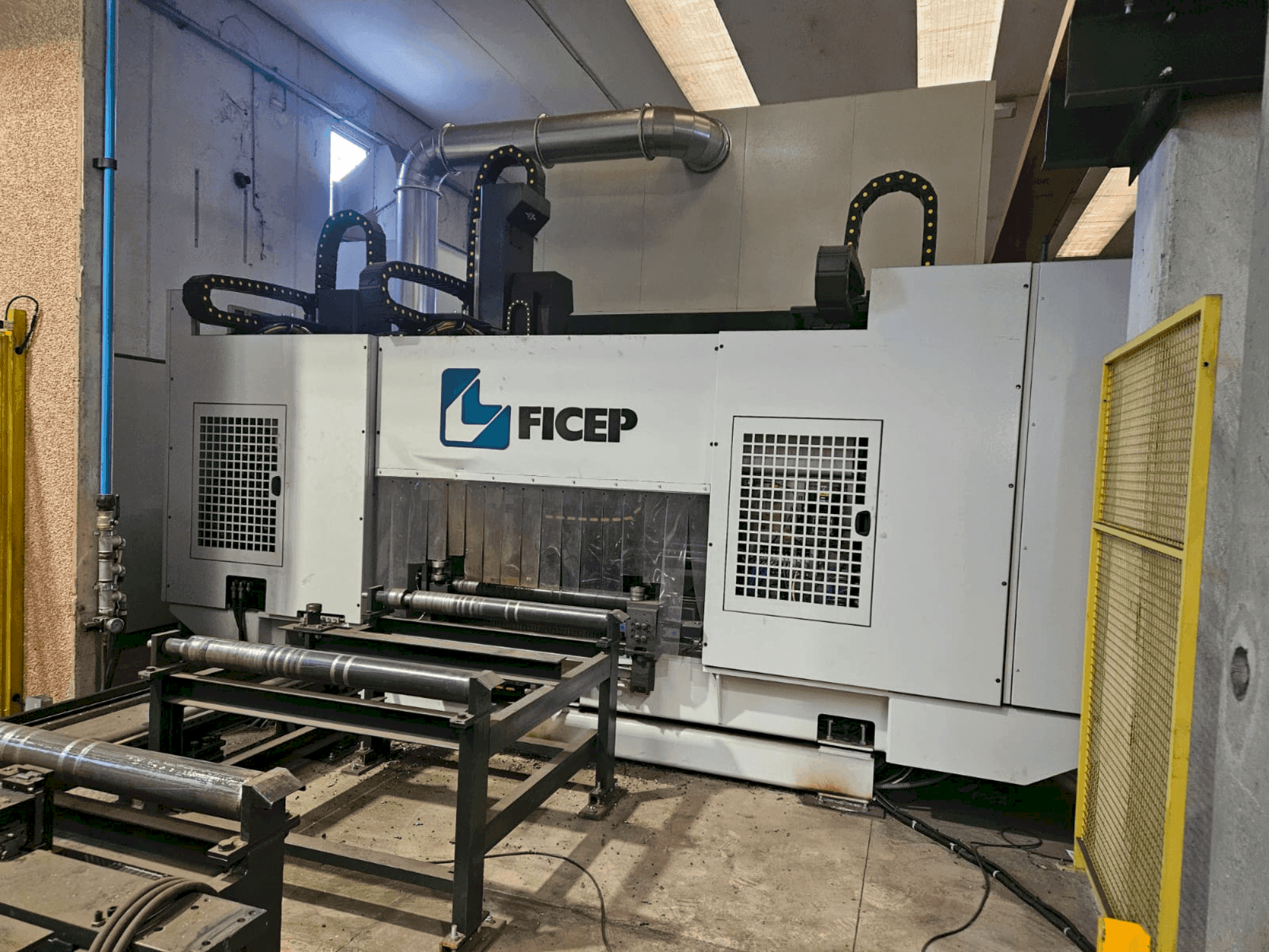 Widok z przodu maszyny FICEP VALIANT 1004 VLFRC