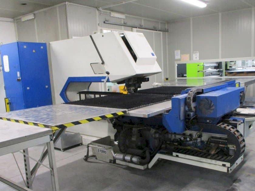 Widok z przodu maszyny Trumpf Trumatic 2000R