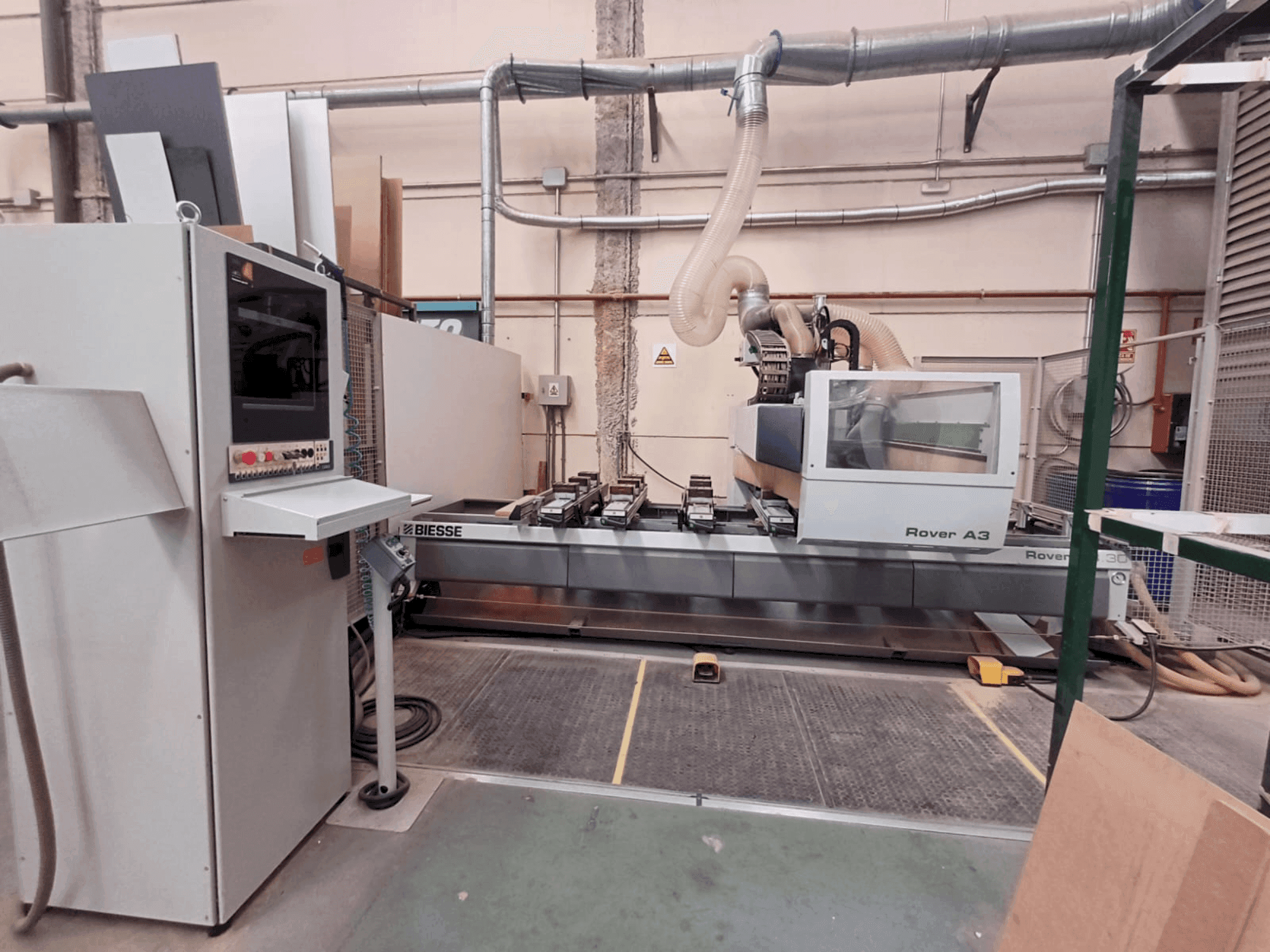 Widok z przodu maszyny BIESSE OVER A 330 K3 S