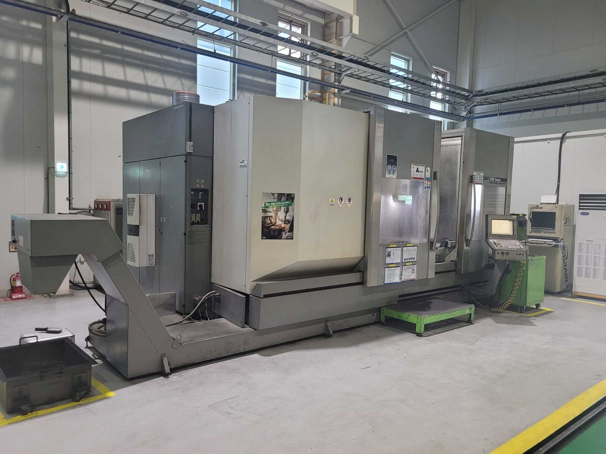 Widok lewej strony maszyny DECKEL MAHO DMF 250 linear