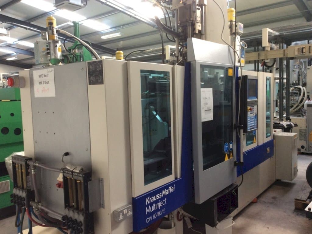 Widok z przodu maszyny Krauss Maffei Multinject 80-180-55 CX V