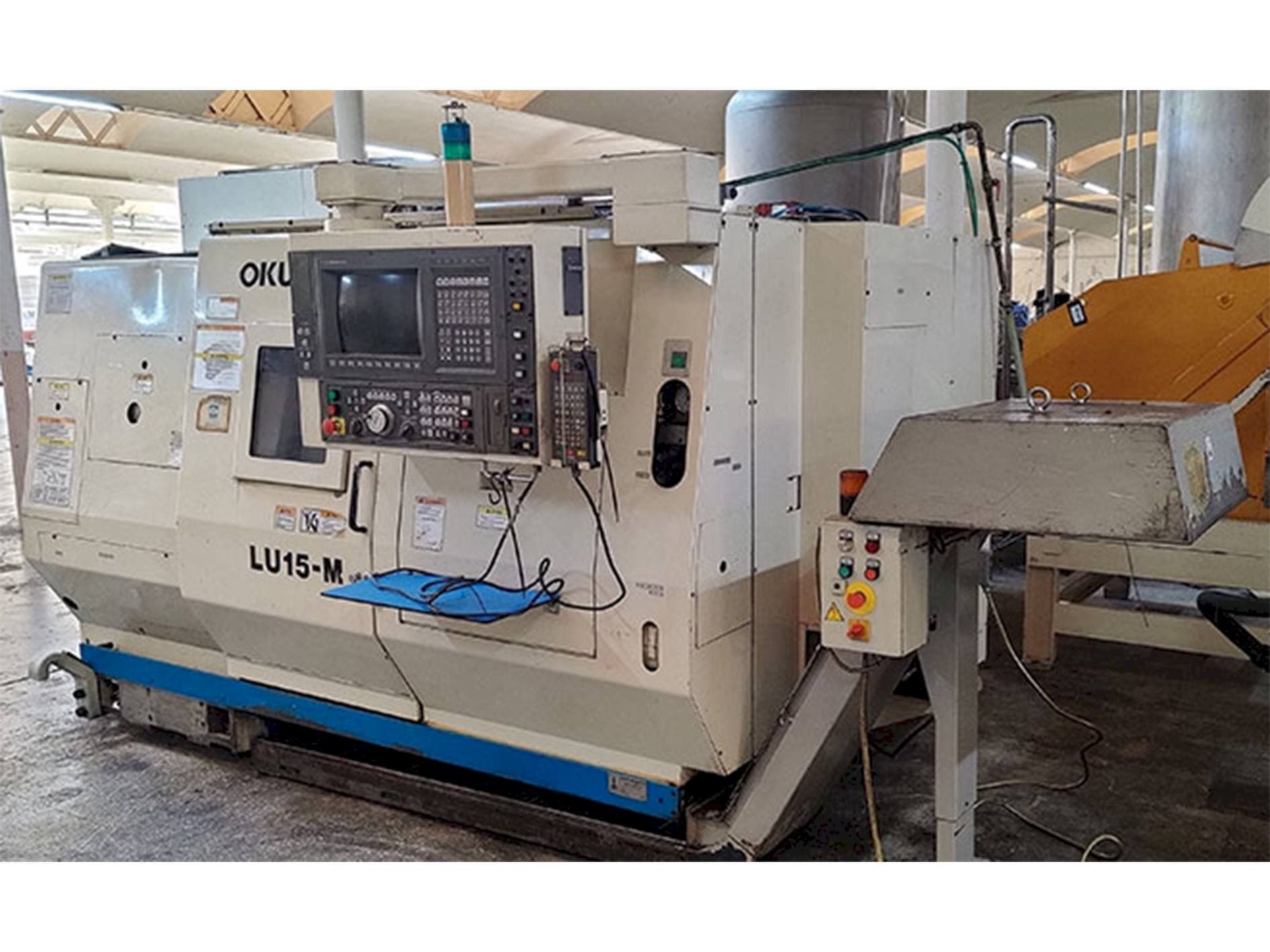 Widok z przodu maszyny Okuma LU-15M
