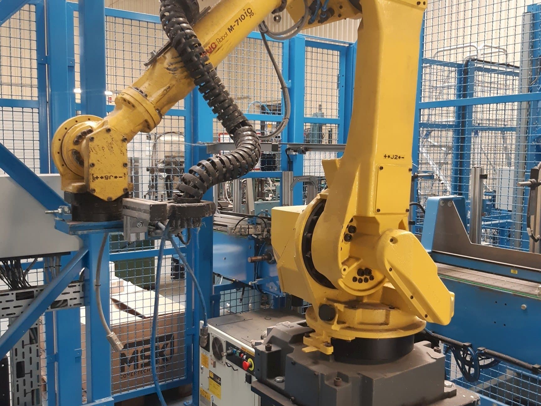 Widok z przodu maszyny FANUC M-710iC (2015)