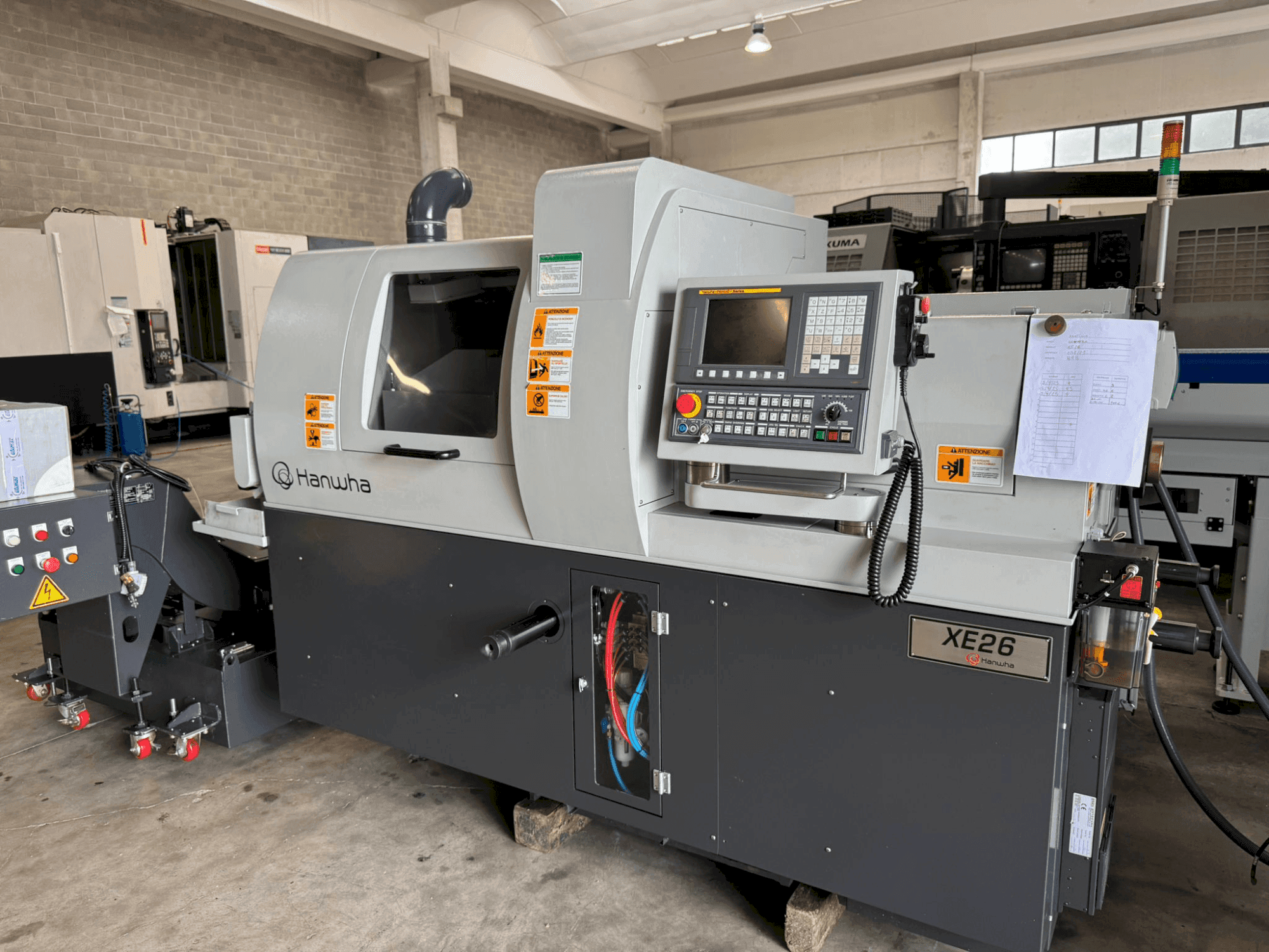 Widok z przodu maszyny Hanwha XE 26 H