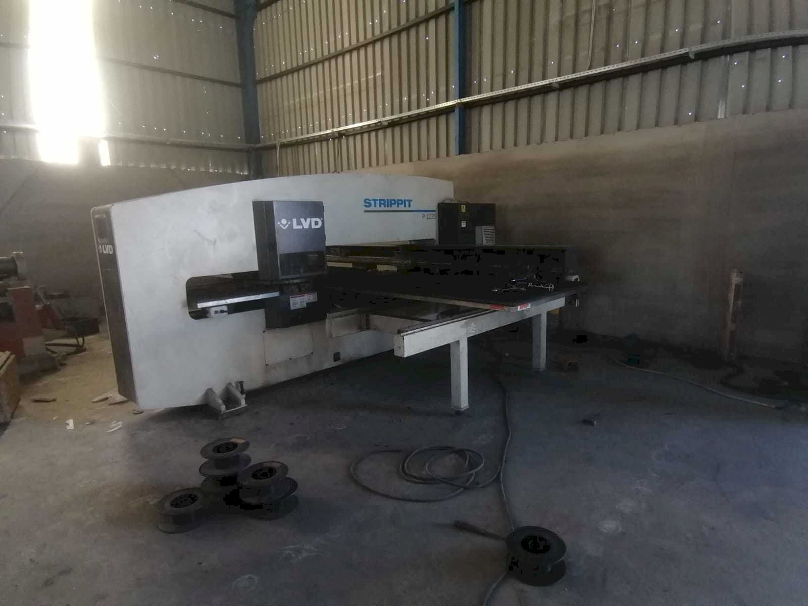 Widok z przodu maszyny LVD P-1225