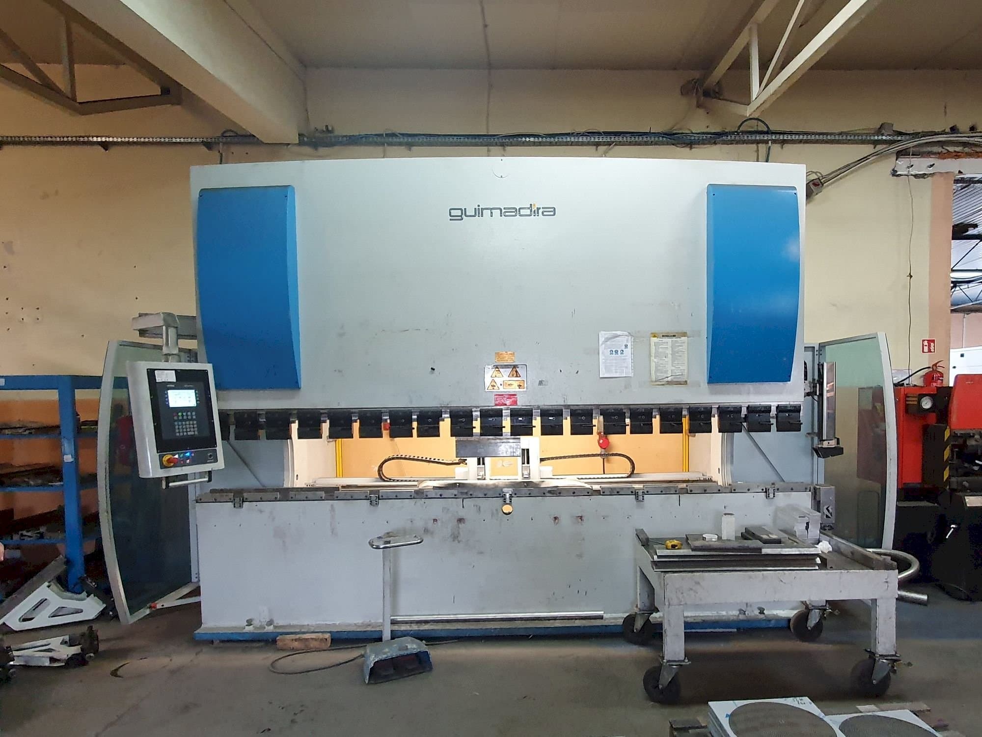 Widok z przodu maszyny ADIRA PMO-16040PLS