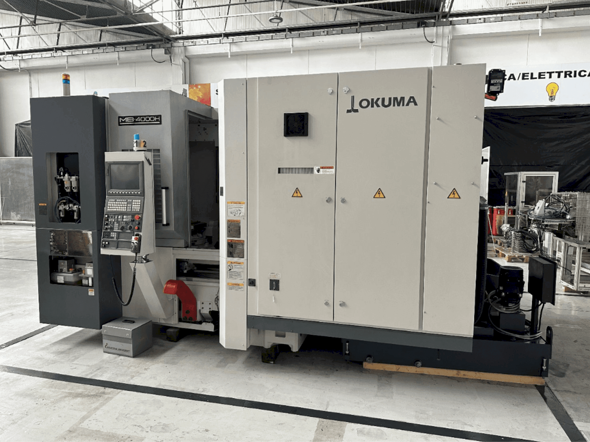 Widok z przodu maszyny Okuma MB 4000 H