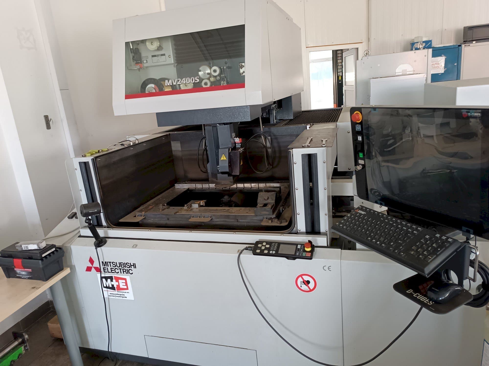 Widok z przodu maszyny Mitsubishi MV2400S