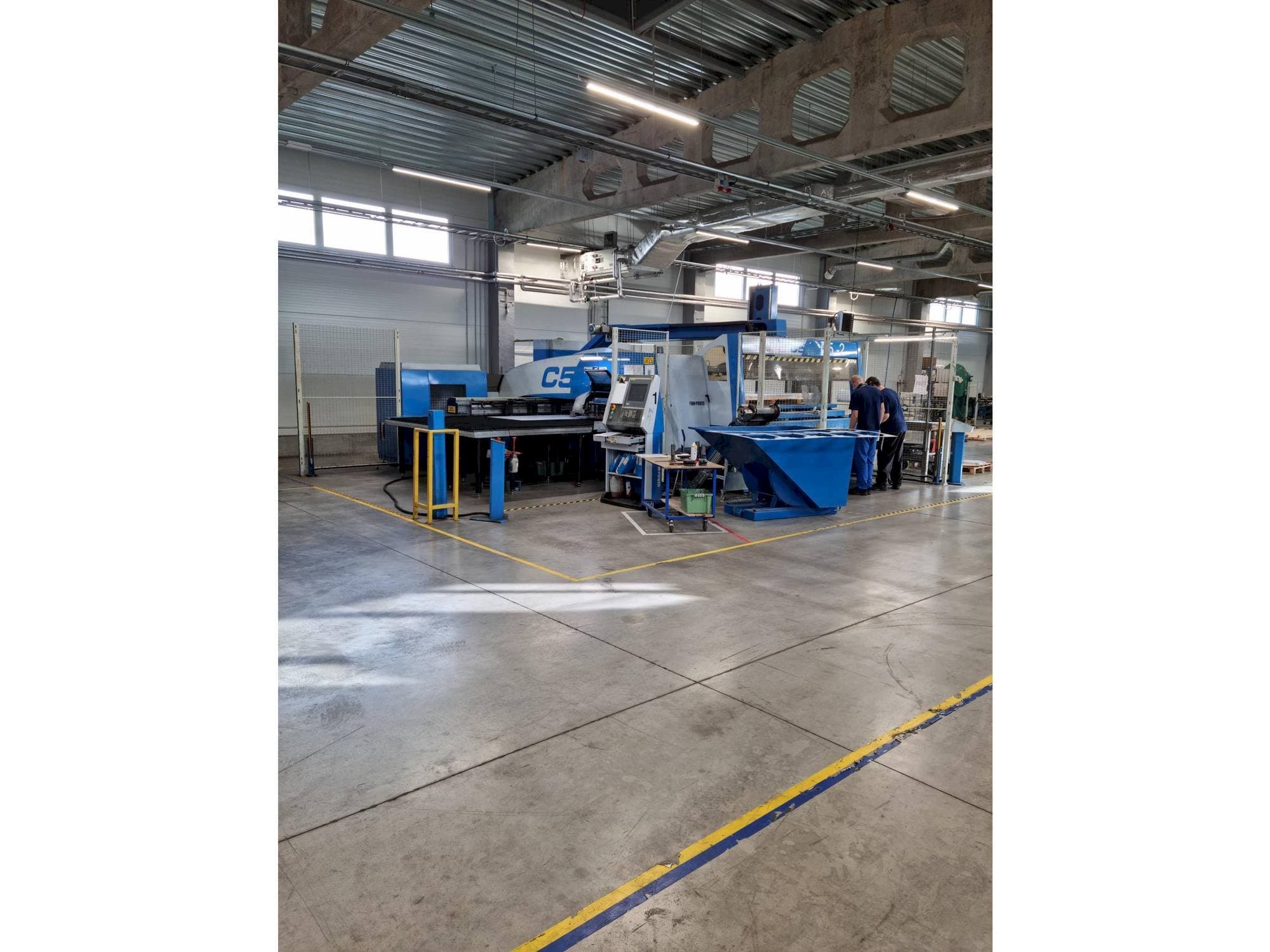 Widok lewej strony maszyny Finn-Power C5 + Compact Express