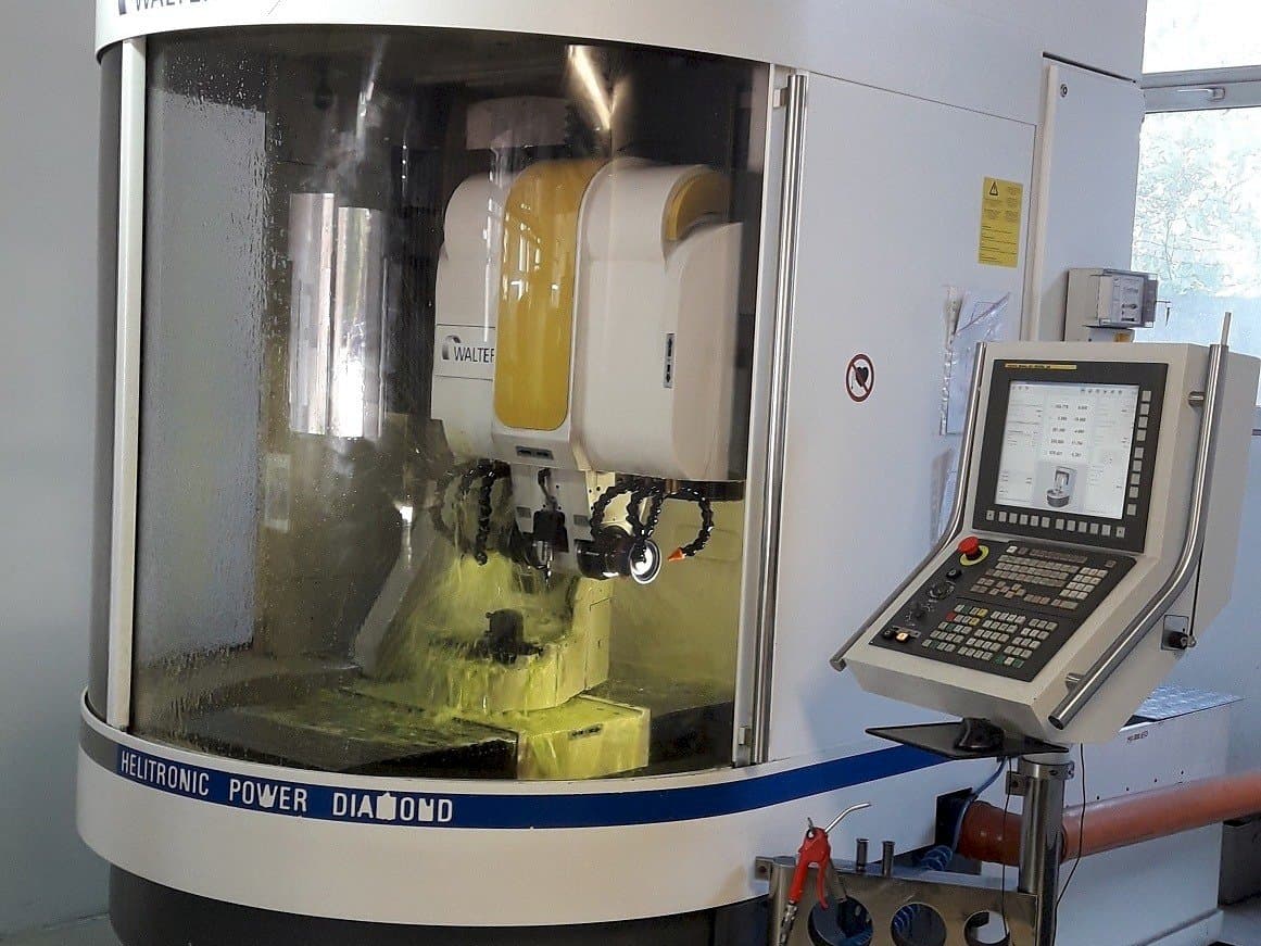 Widok z przodu maszyny Walter Helitronic Power F