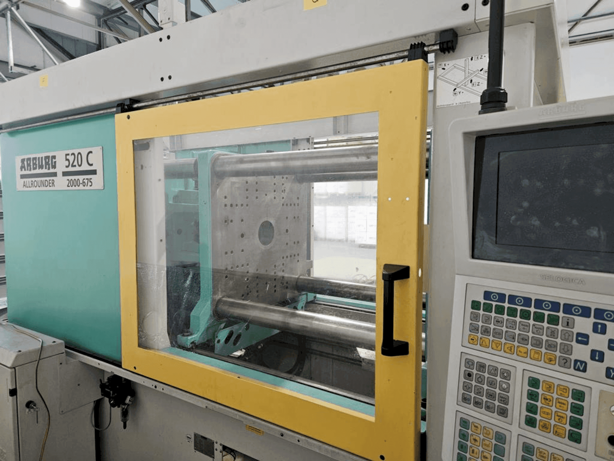 Widok z przodu maszyny Arburg Allrounder 520 C 2000-675