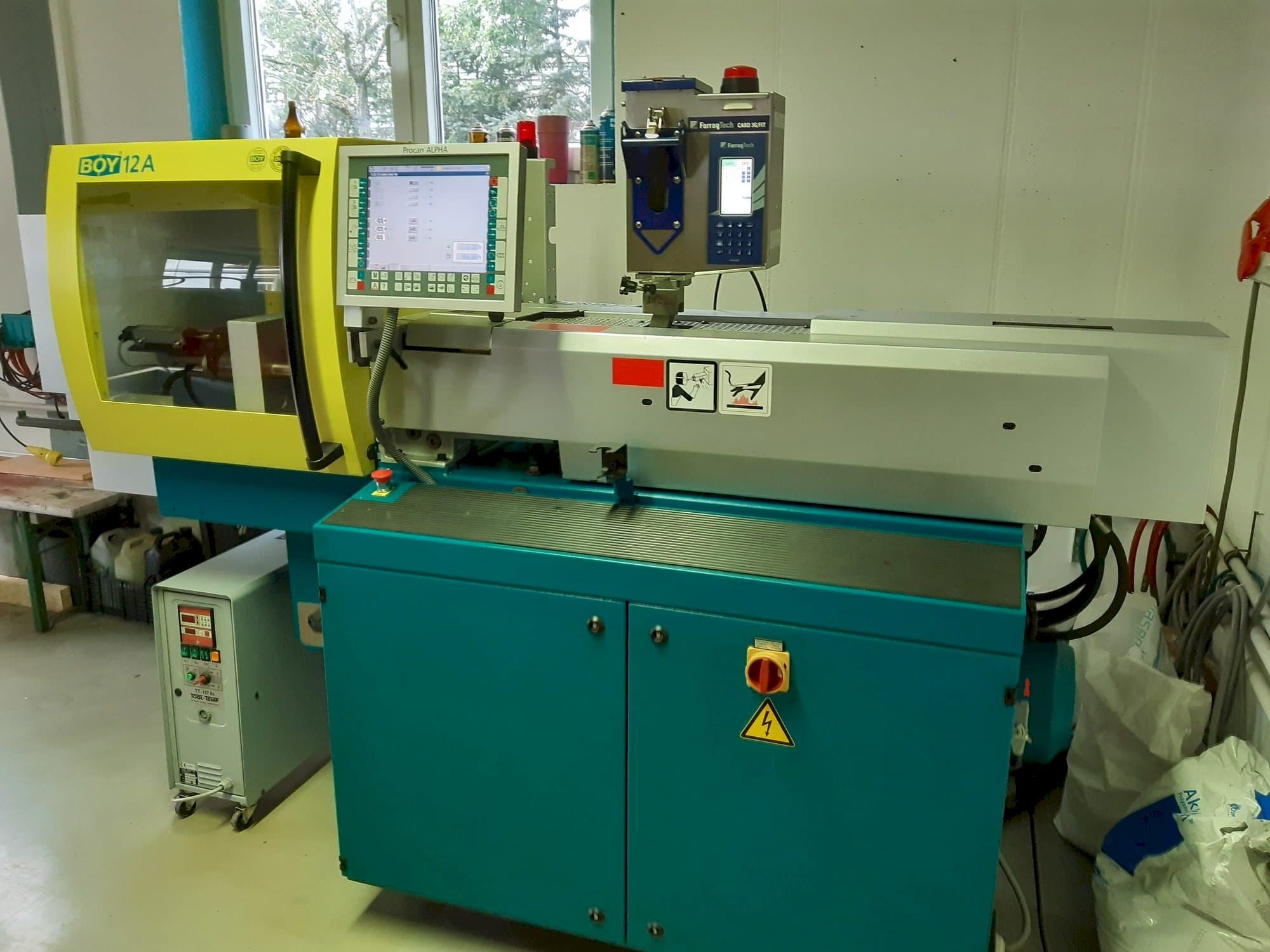 Widok z przodu maszyny BOY 12A