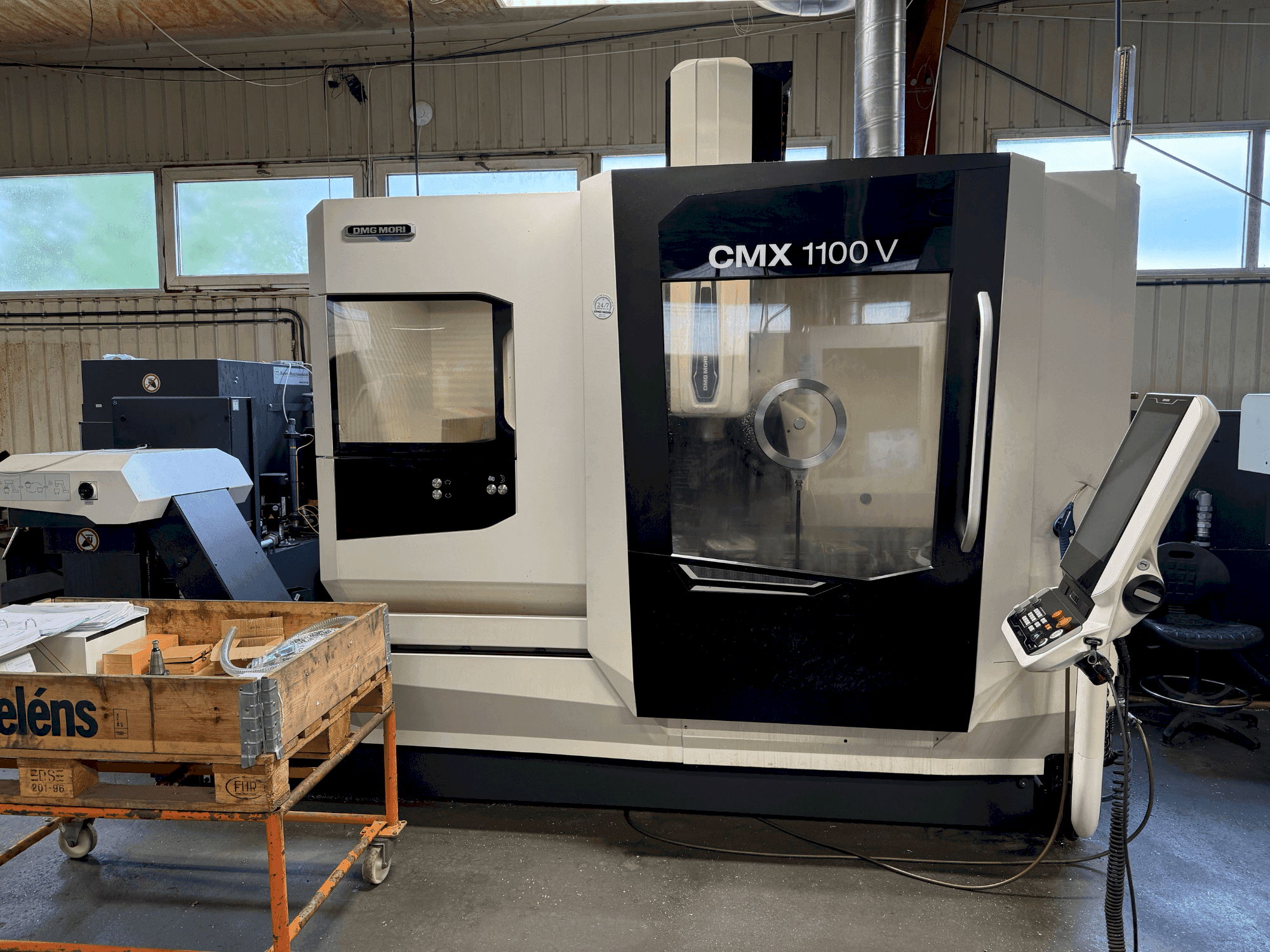 Widok z przodu maszyny DMG MORI CMX 1100 V (2022)