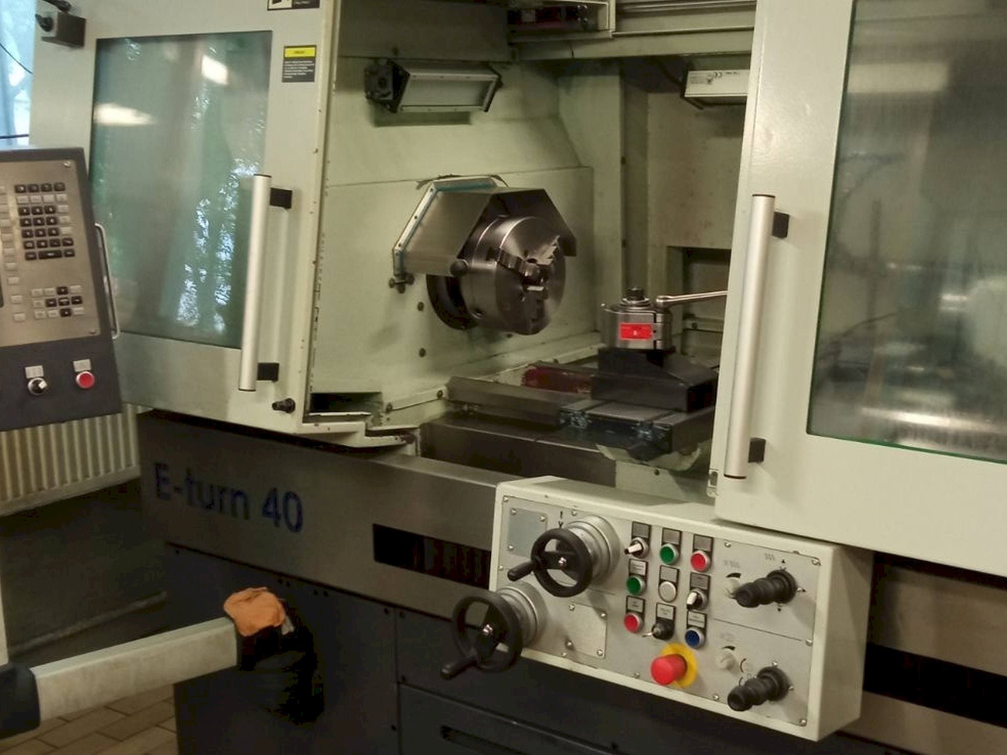 Widok z przodu maszyny Avia E-turn 40