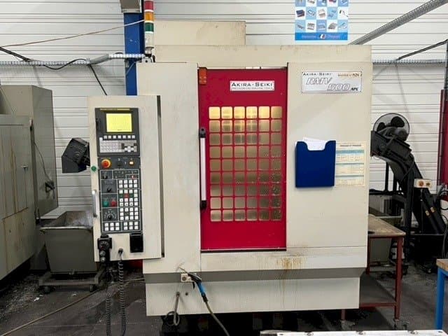 Widok z przodu maszyny Akira Seiki RMV500 APC