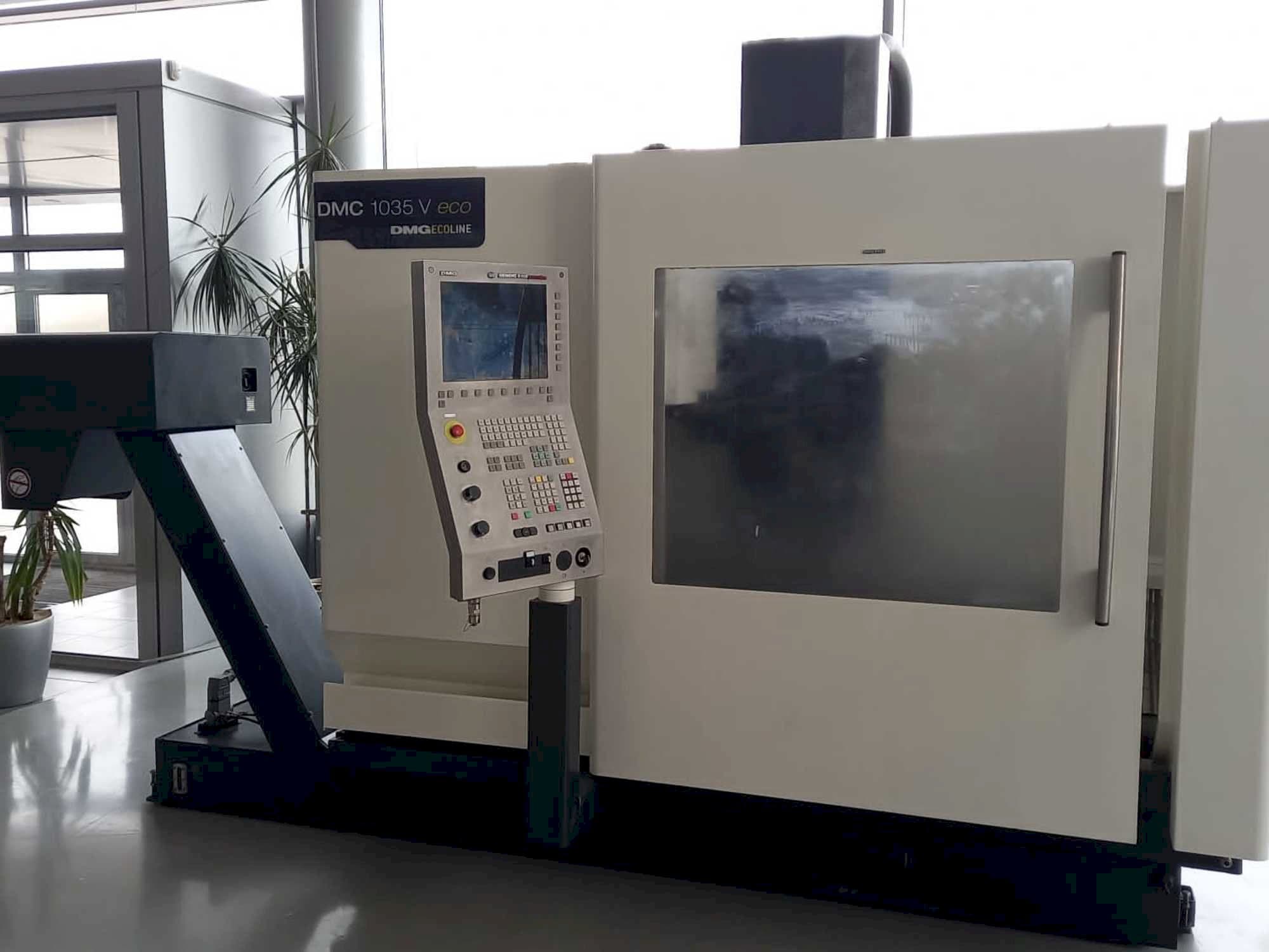 Widok z przodu maszyny DMG DMC 1035 V eco