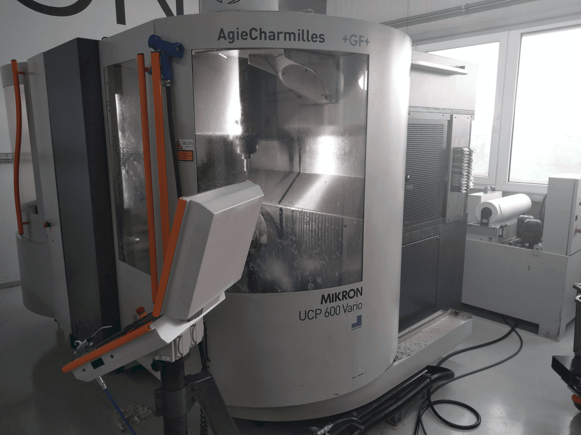 Widok z przodu maszyny MIKRON UCP 600 Vario