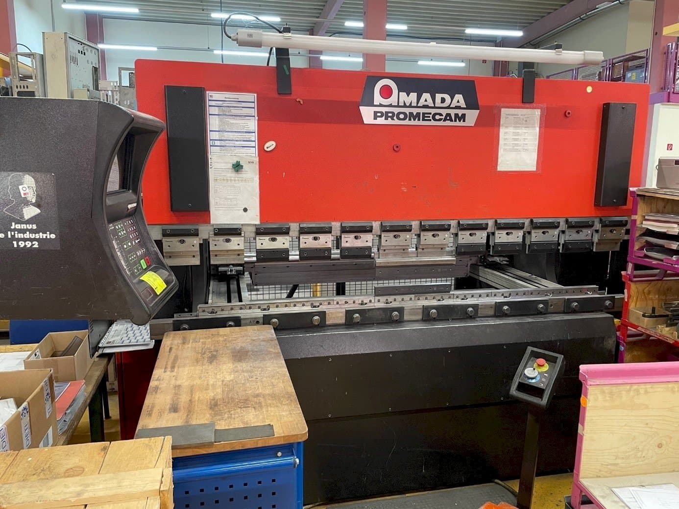 Widok z przodu maszyny AMADA APX 80-25