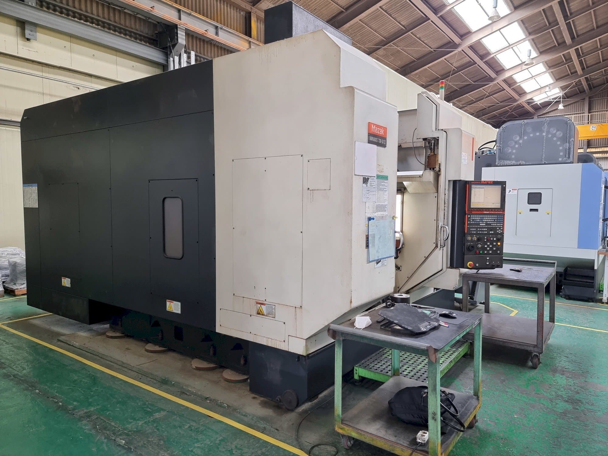 Widok z przodu maszyny Mazak VARIAXIS 730-5X II
