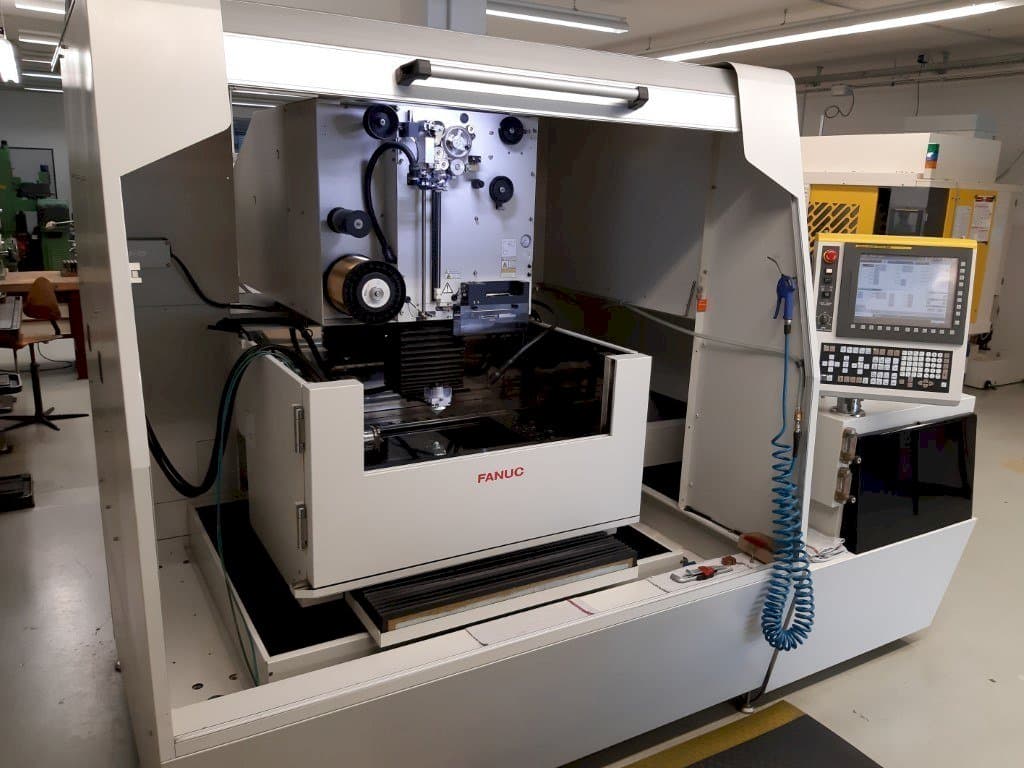 Widok z przodu maszyny FANUC Robocut Alpha-1iD