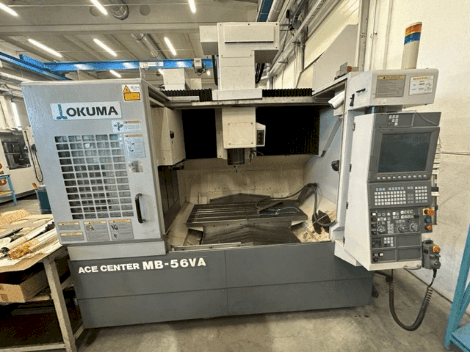 Widok z przodu maszyny Okuma MB-56 VA