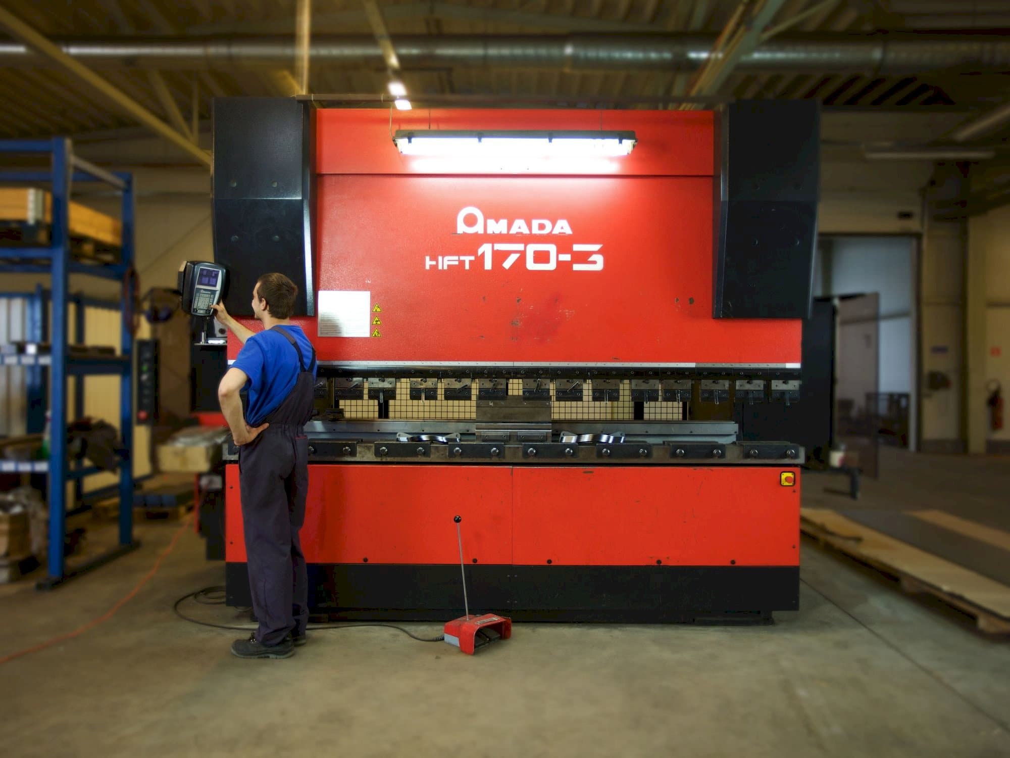 Widok z przodu maszyny AMADA HFT 170-3