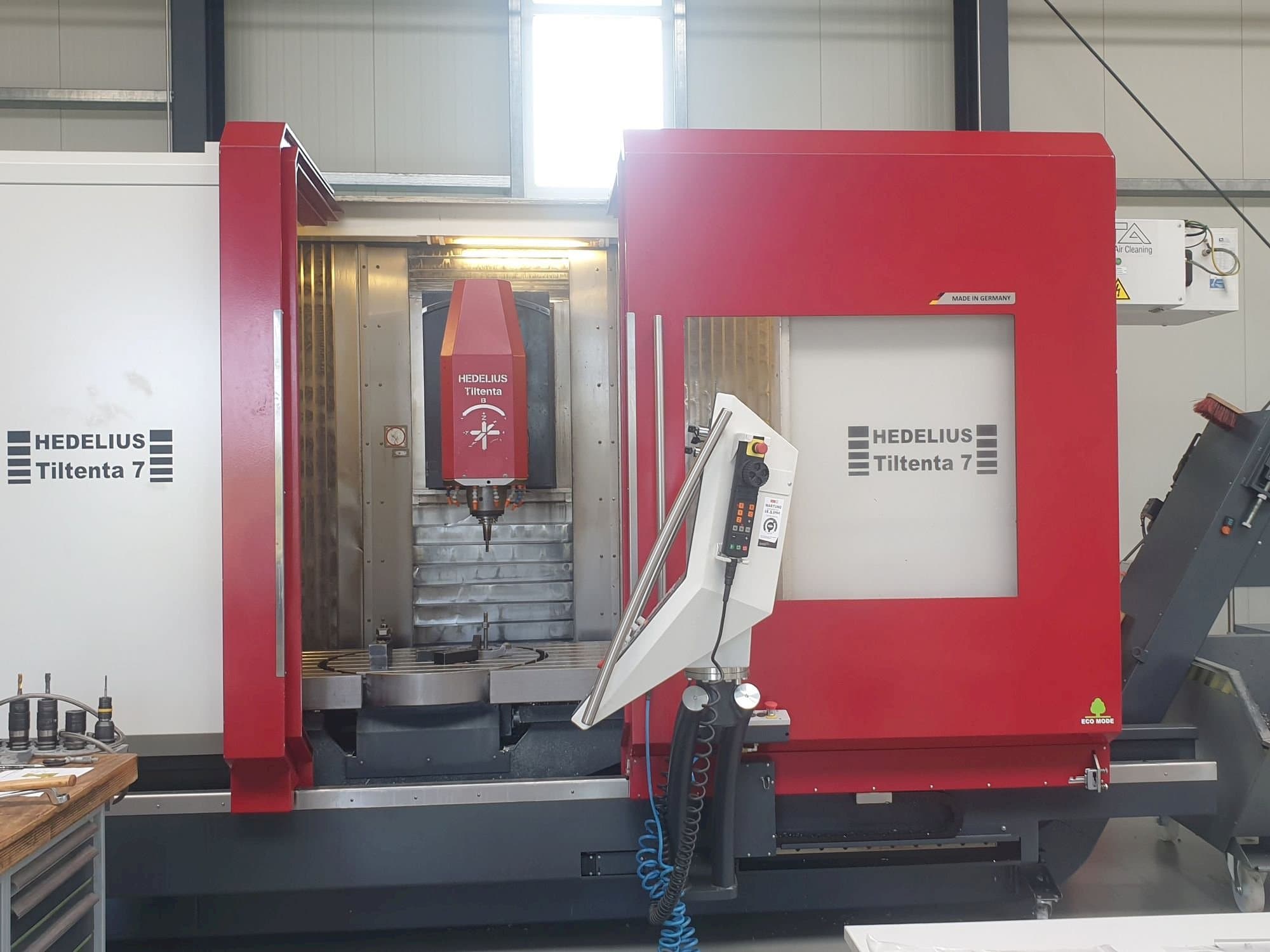 Widok z przodu maszyny HEDELIUS Tiltenta 7