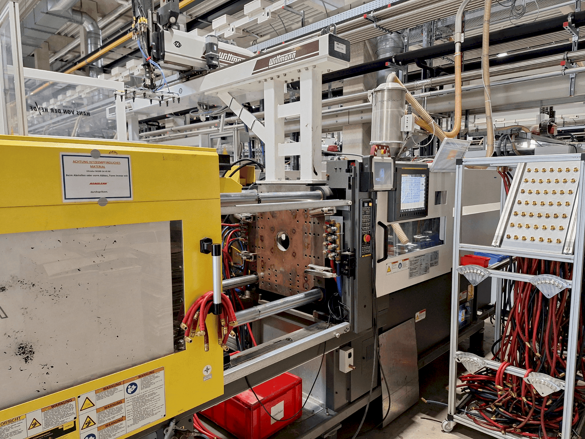 Widok z przodu maszyny FANUC Roboshot S130iA