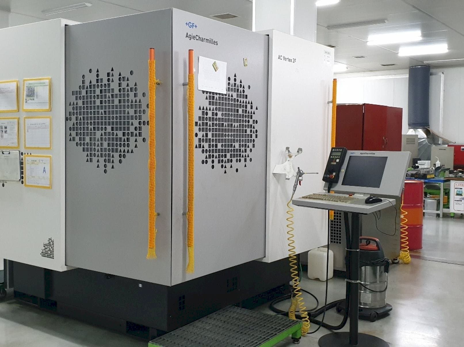 Widok z przodu maszyny AgieCharmilles AC VERTEX 2F