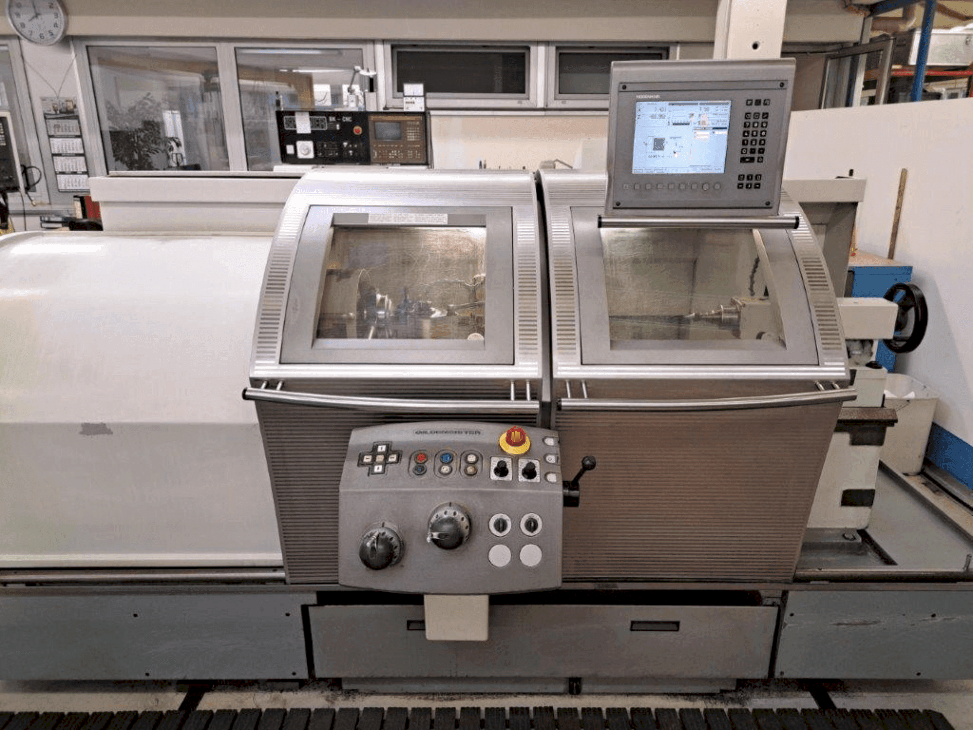 Widok z przodu maszyny Gildemeister NEF520